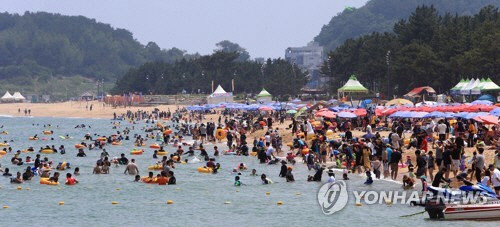 개장 후 첫 주말을 맞은 속초해수욕이 6일 피서객들로 붐비고 있다. 연합뉴스